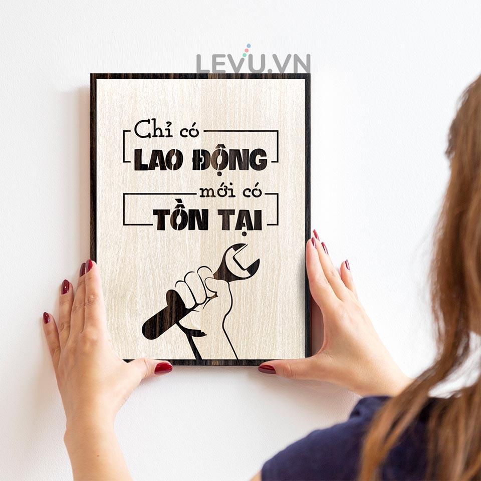 Tranh Quotes hay LEVU LV081 bằng gỗ khắc slogan "Chỉ có Lao Động mới có Tồn Tại"