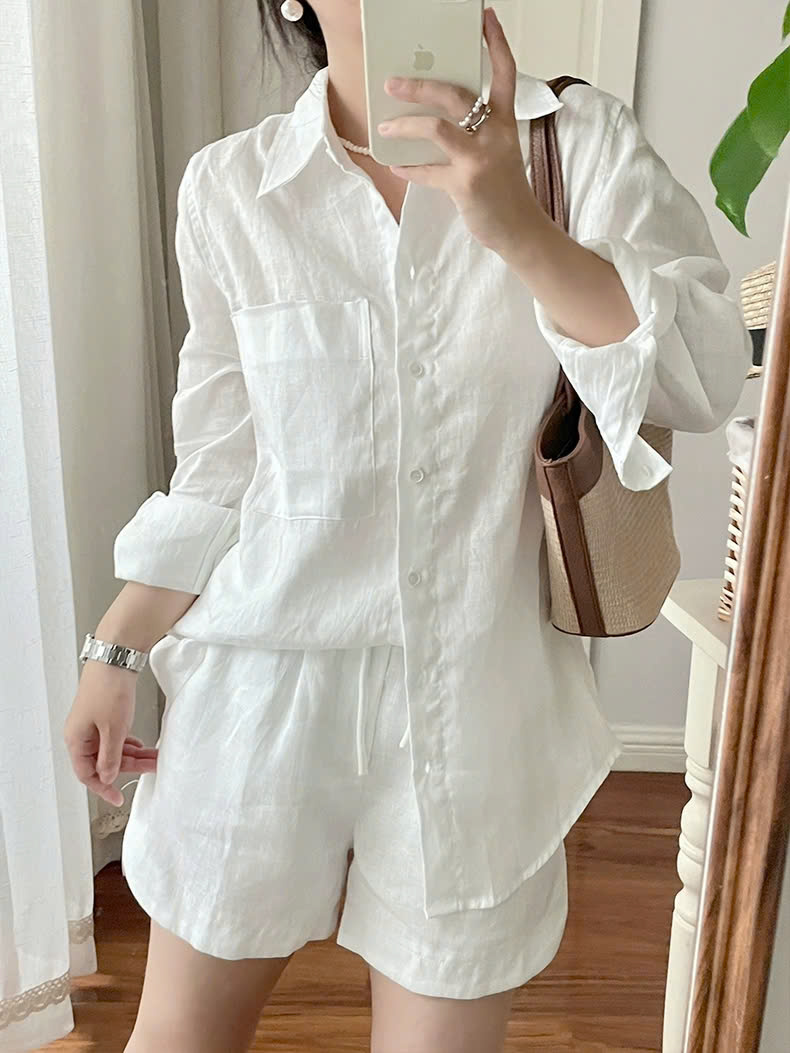 Bộ sơ mi linen gồm sơ mi dài tay có túi ngực và quần short cạp chun thoải mái dẽ mặc