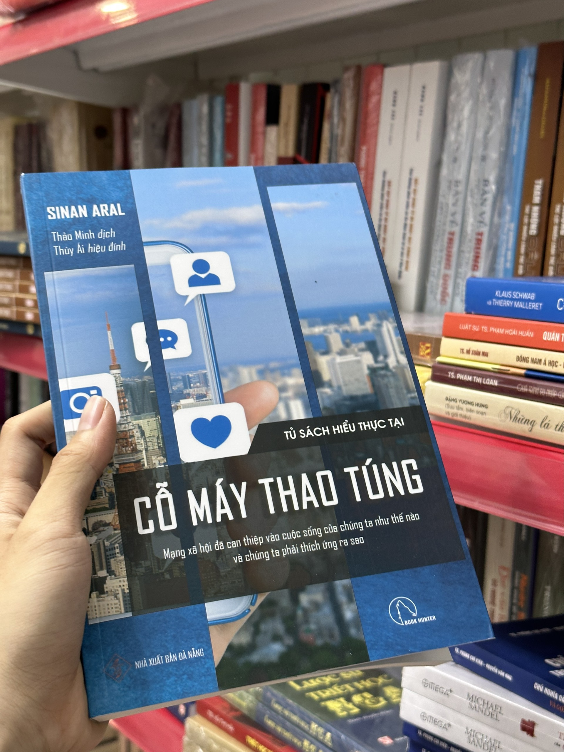 Cỗ Máy Thao Túng (Mạng xã hội đã can thiệp vào cuộc sống của chúng ta như thế nào và chúng ta phải thích ứng ra sao)- Sinan Aral - Thảo Minh dịch - (bìa mềm)