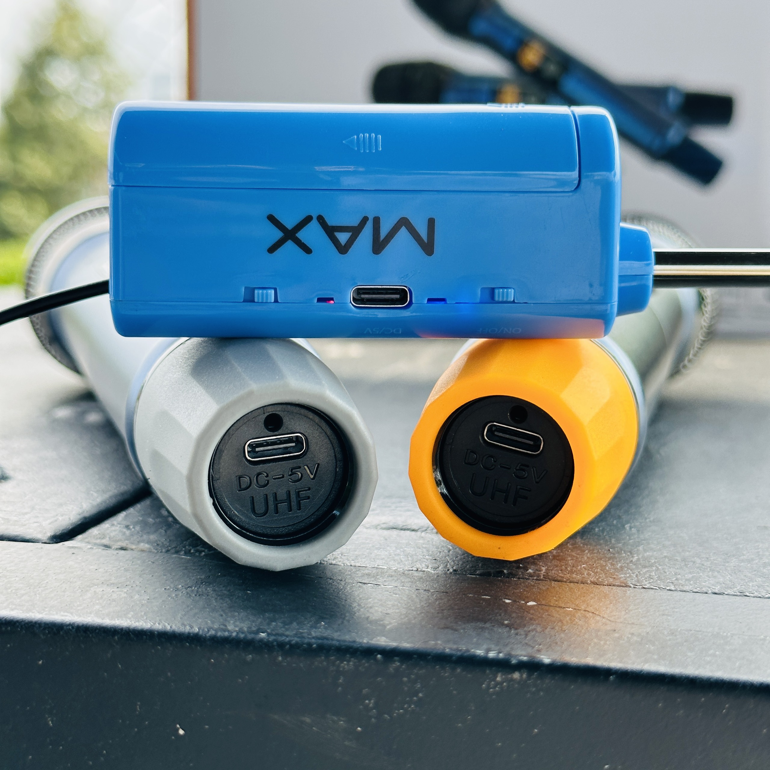Bộ 2 Micro không dây đa năng Max 56 - Hút âm tốt, chống hú hiệu quả - Sạc pin ngay trên mic- HÀNG CHÍNH HÃNG