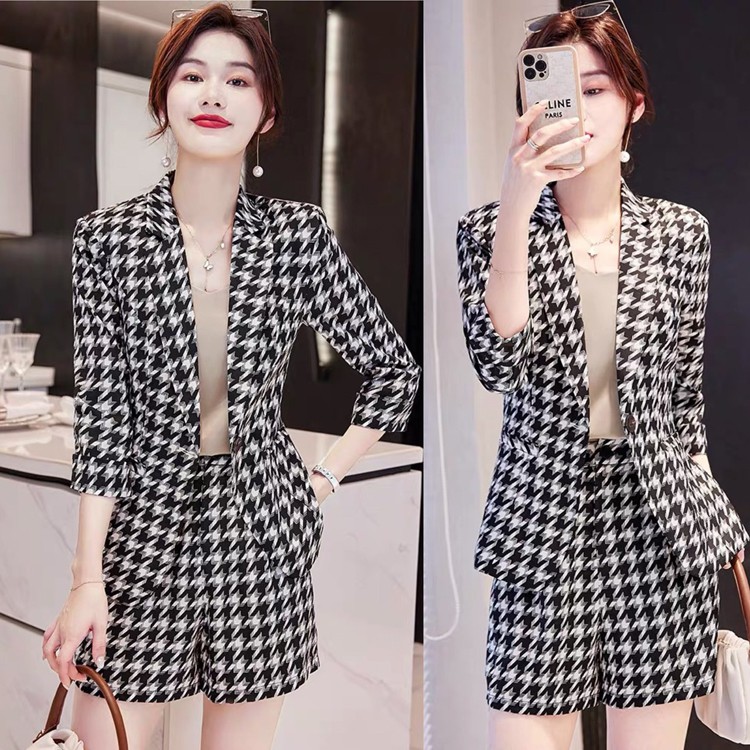 Set VEST lụa họa tiết kèm áo thun