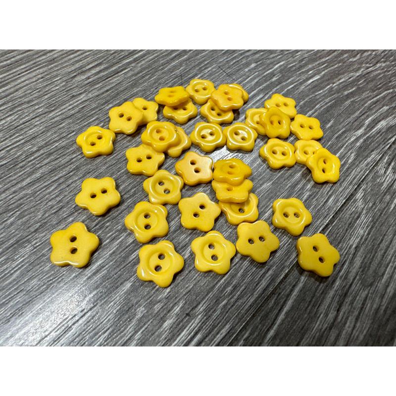 Set 5 nút nhựa Quảng Châu 12mm hình hoa mai nhiều màu