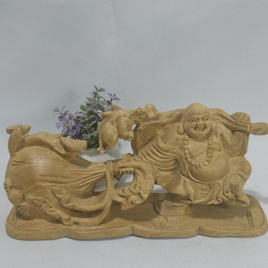Tượng ÔNG DI LẶC KÉO BAO TIỀN gỗ Bách Xanh chuẩn - HÀNG MỘC
