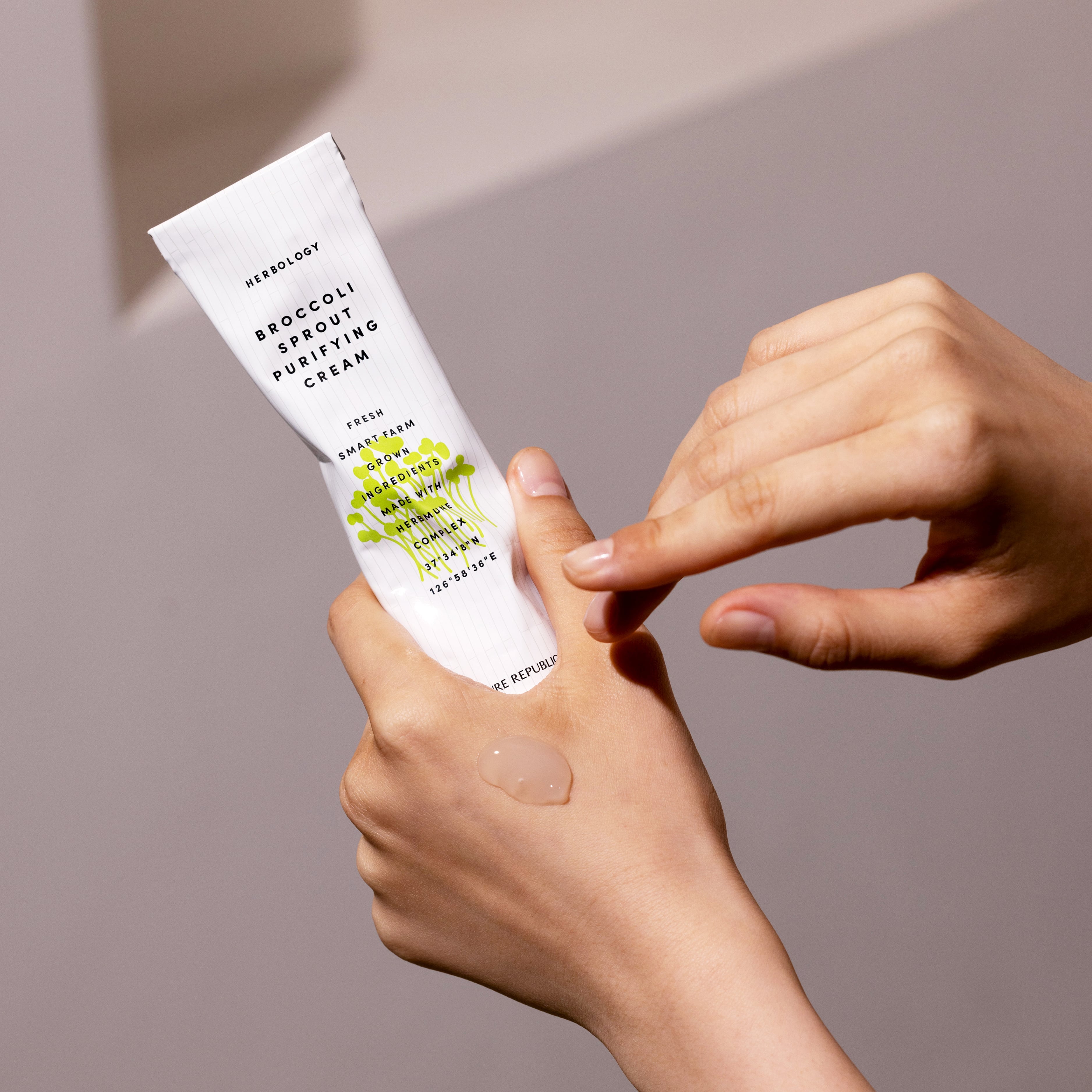 Kem dưỡng Nature Republic Herbology Broccoli Sprout Purifying Cream 70ml