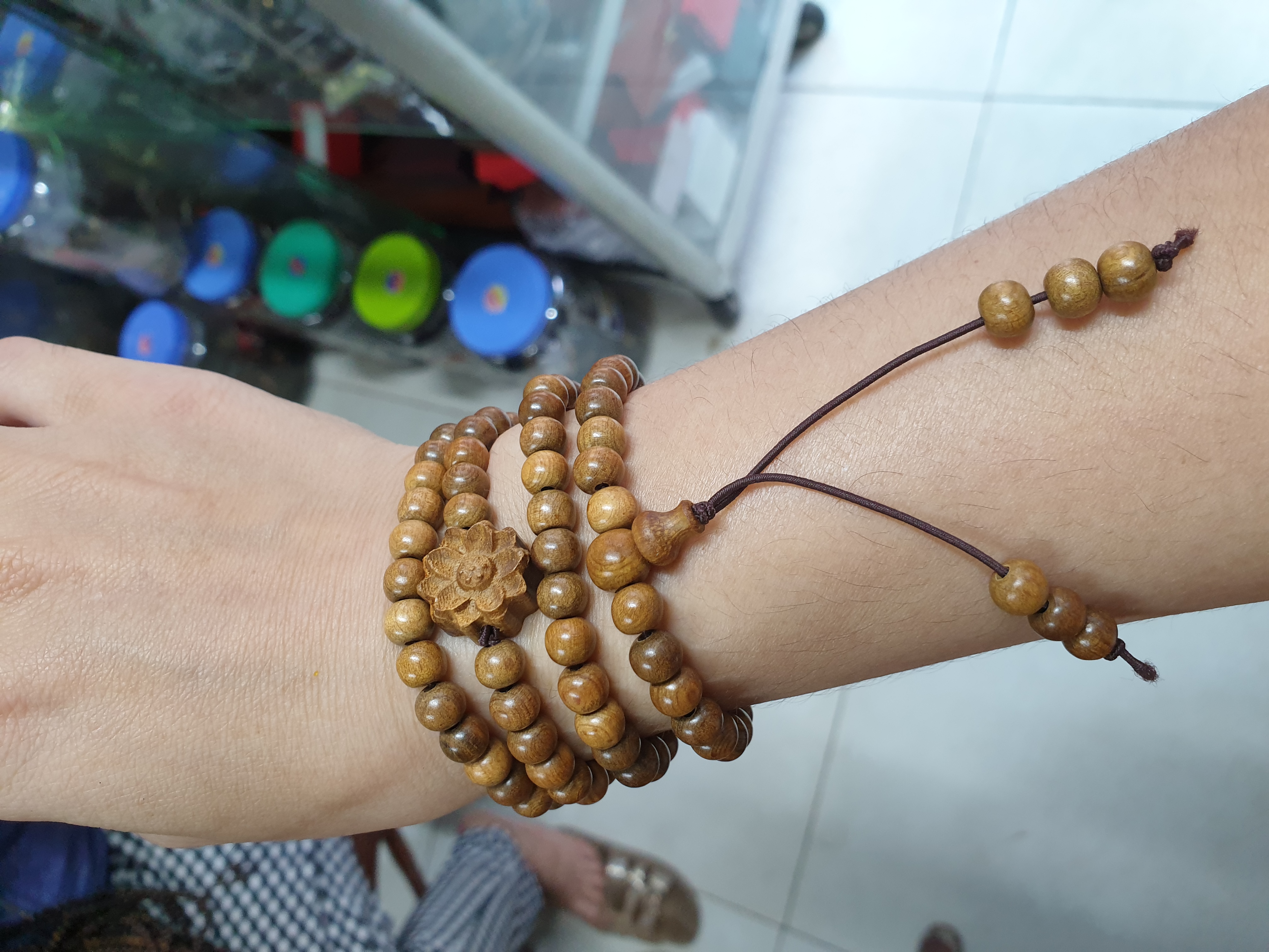 Vòng tay 108 hạt gỗ phối hoa sen màu ánh vàng