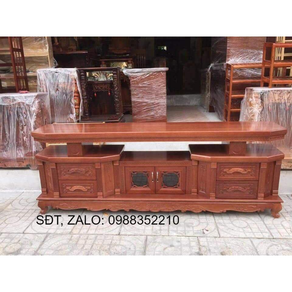 Kệ tivi vát cạnh gỗ xoan đào màu cánh gián vân gỗ tự nhiên, gỗ đã được xử lý tẩm