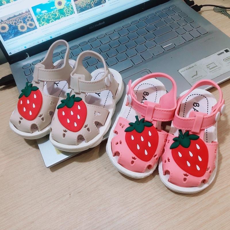 Sandal rọ bít mũi hình trái dâu cho bé siêu cưng