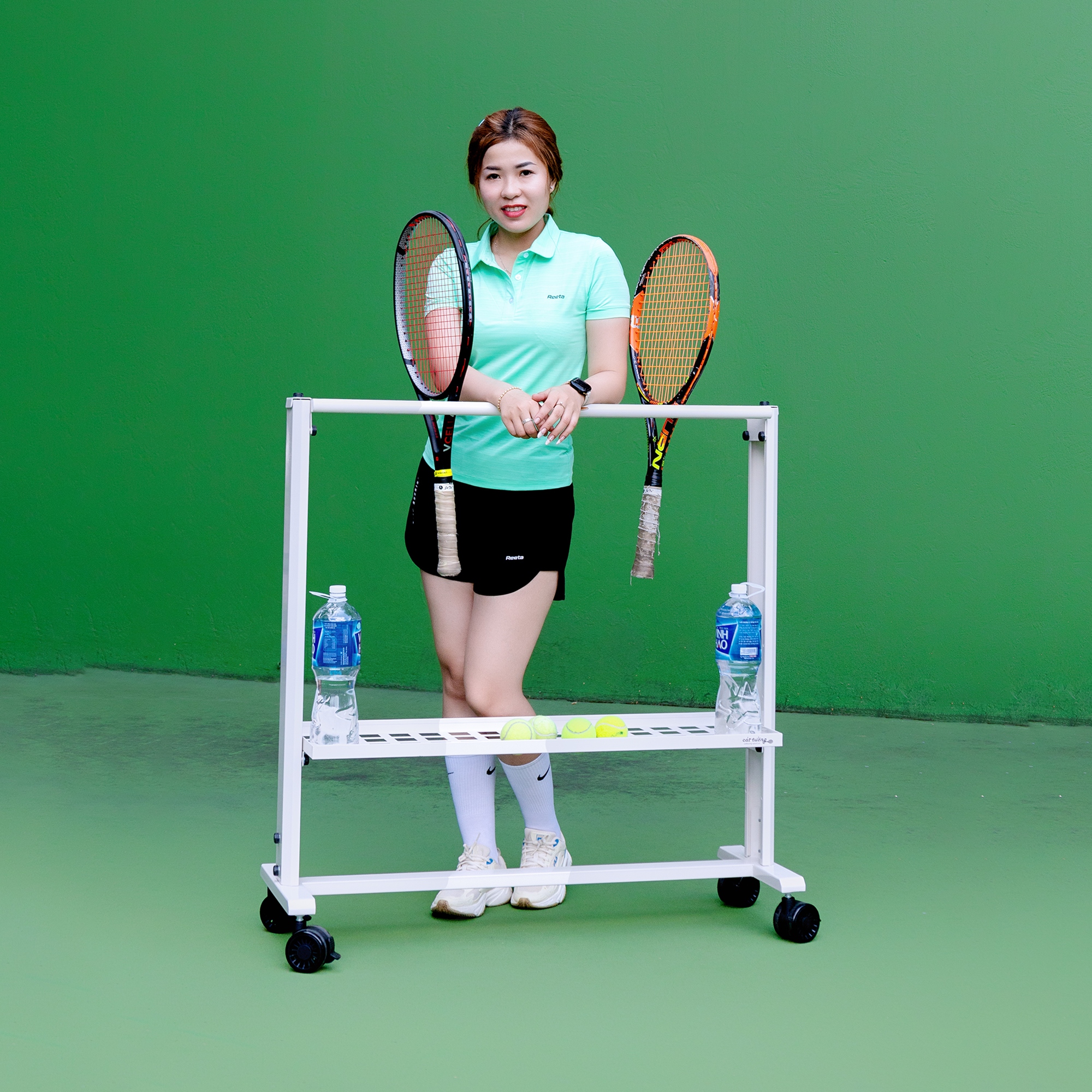 dụng cụ treo vợt tennis ngoài trời