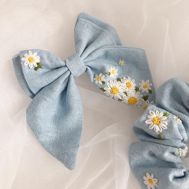 Nơ và scrunchies linen xanh da trời thêu cúc hoạ mi