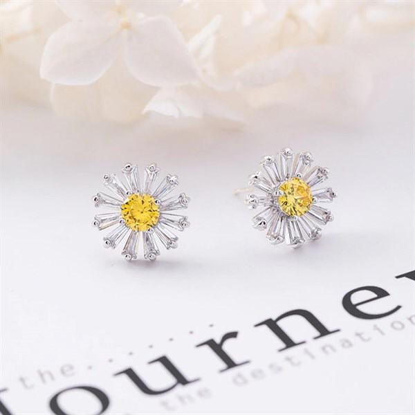 Bông tai nữ - Cúc đá nhụy vàng - màu silver