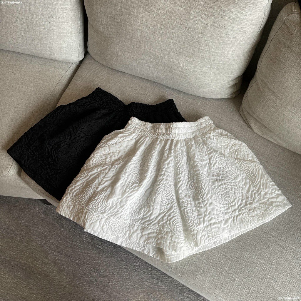 Quần short nữ ulzzang ống rộng cạp cao, Quần short nữ dập nổi 3D hình hoa phối nhiều kiểu năng động, Quần đùi nữ mặc nhà cạp chun lưng cao vải xốp phồng in hoa nổi màu Đen Trắng ống rộng mặc đi biển học chơi thể thao đẹp