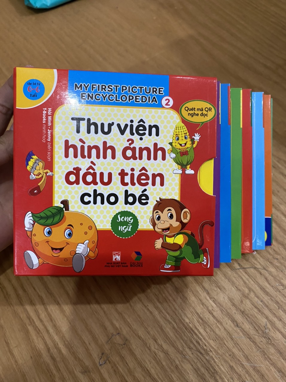 Combo hộp 8 cuốn ,Thư viện hình ảnh đầu tiên cho bé ( song ngữ ) tập 2 + mã QR nghe đọc