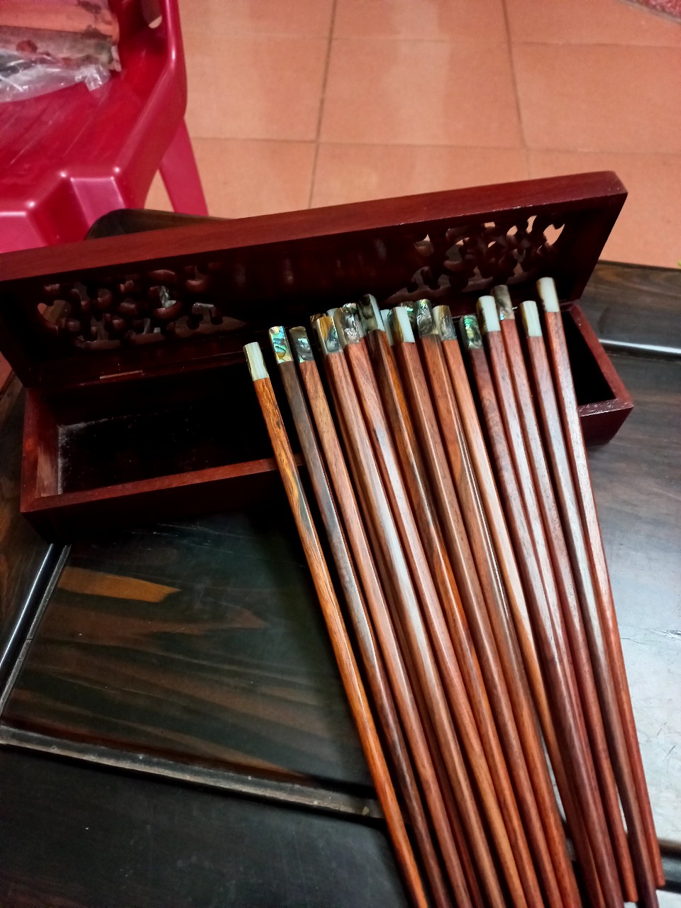 Combo Đũa ăn bằng gỗ trắc đỏ + hộp đũa bằng gỗ hương