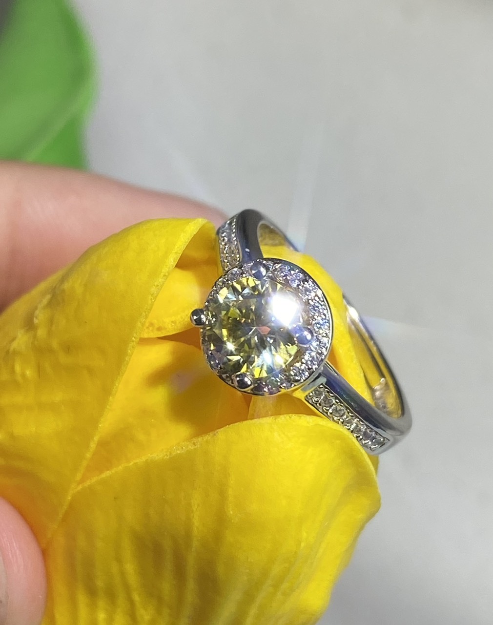 Nhẫn Moissanite 1carat Kim Cương nhân tạo và Bạc 925 xi Bạch Kim