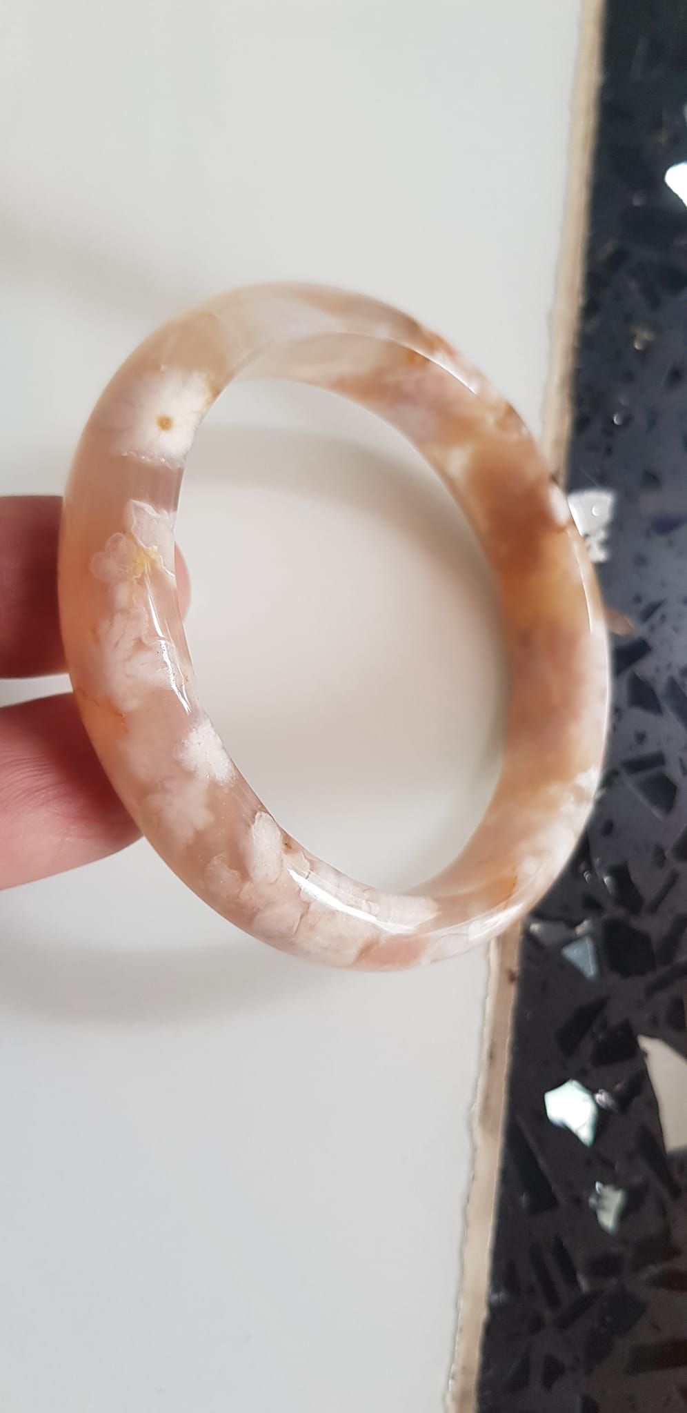 VÒNG Tay Nữ Bản Hẹ Đá Mã Não Bông Hoa Tuyết đều bóng đẹp Vòng Ni 53mm x Cao 12mm x dầy 7mm Nữ cân nặng 50kg - 55kg đeo ạ