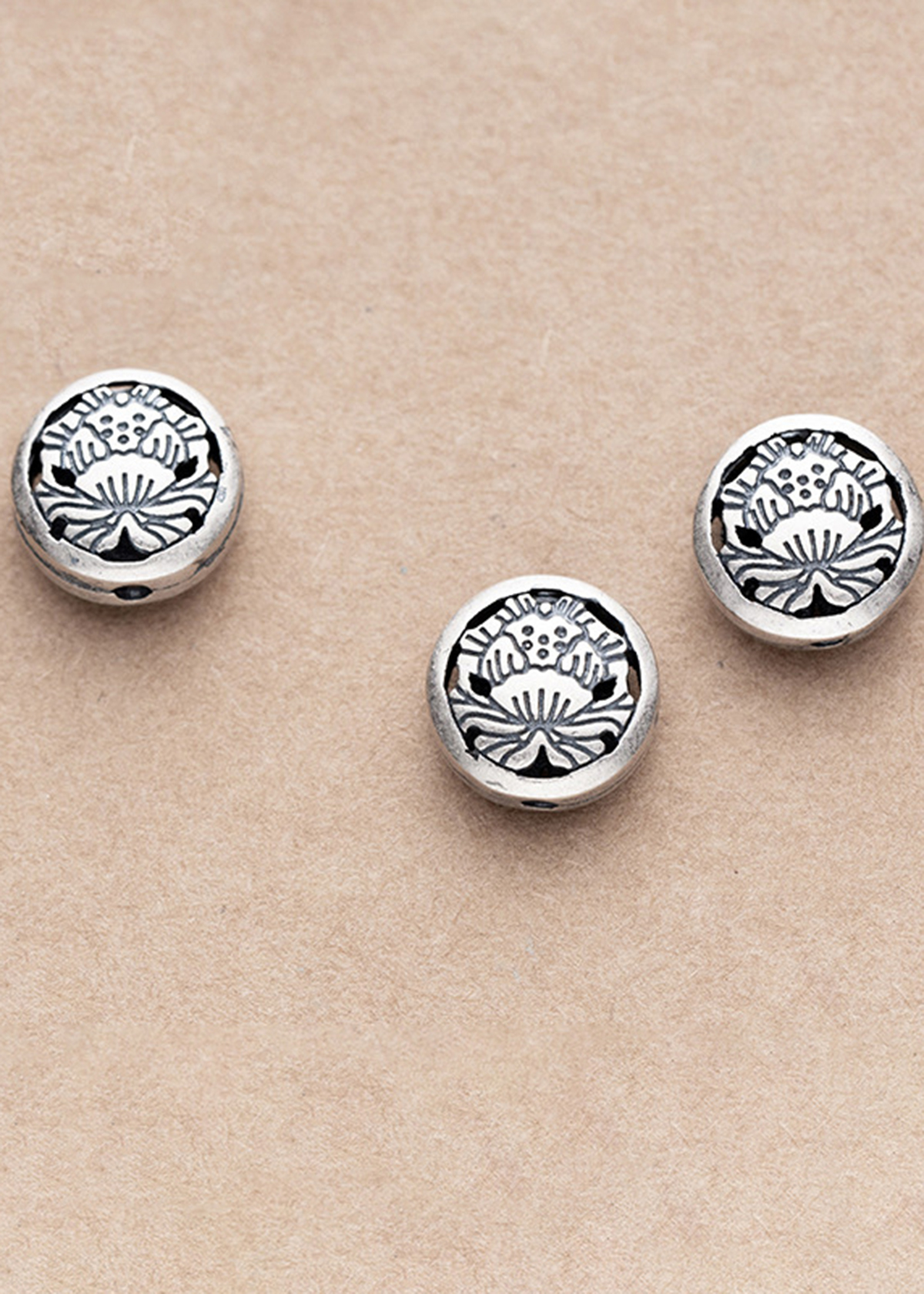 Combo 2 cái charm bạc hình tròn hoa sen xỏ ngang - Ngọc Quý Gemstones