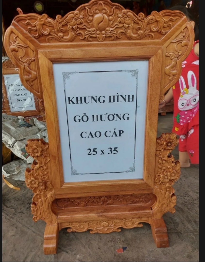 Khung ảnh thờ.khung hình thờ gỗ gõ chạm khắc hoa mai 25 X 35 CM