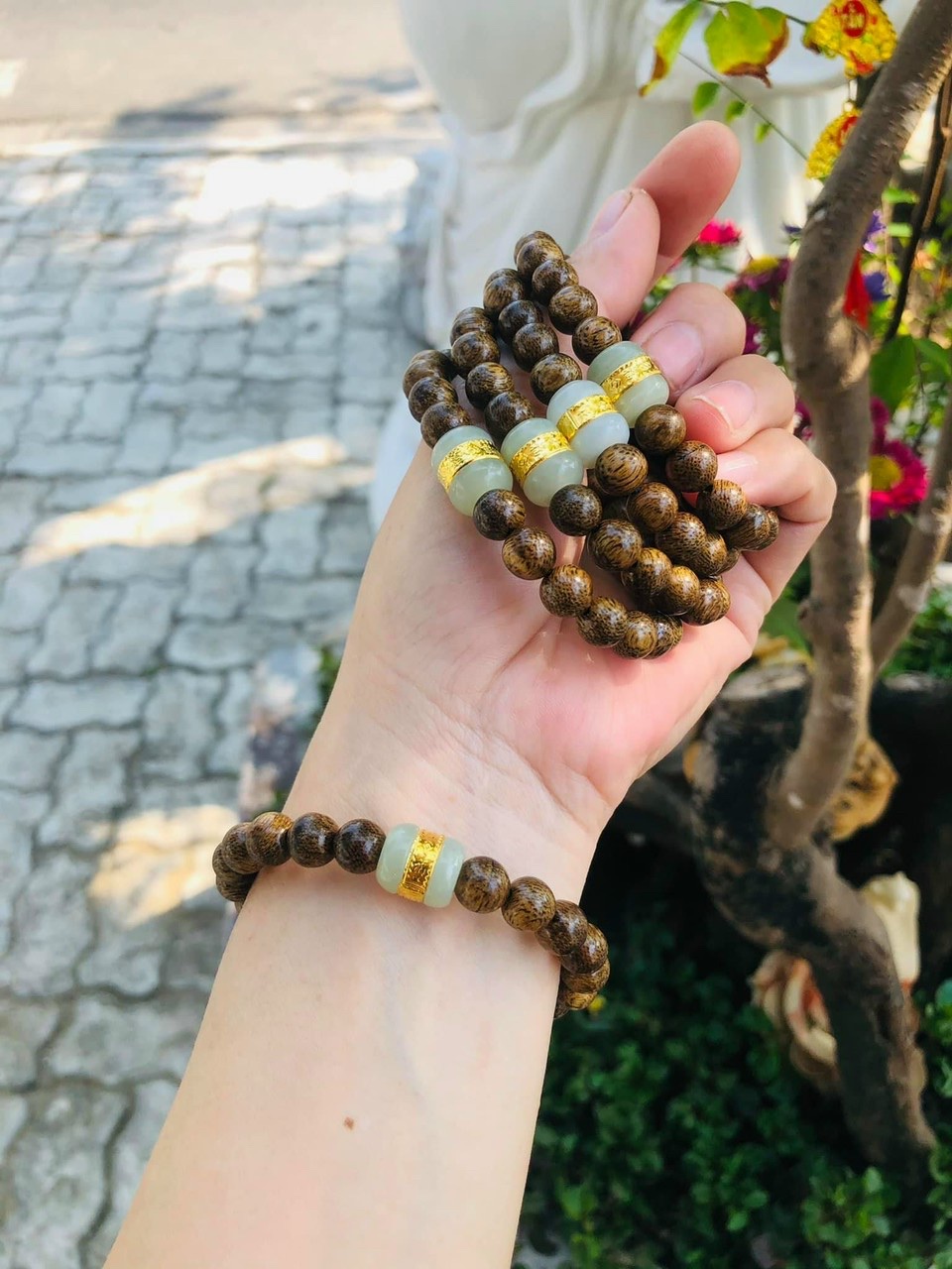 Vòng đeo tay, lắc tay phong thủy từ gỗ trầm hương tự nhiên mix lu thống đá bạch ngọc