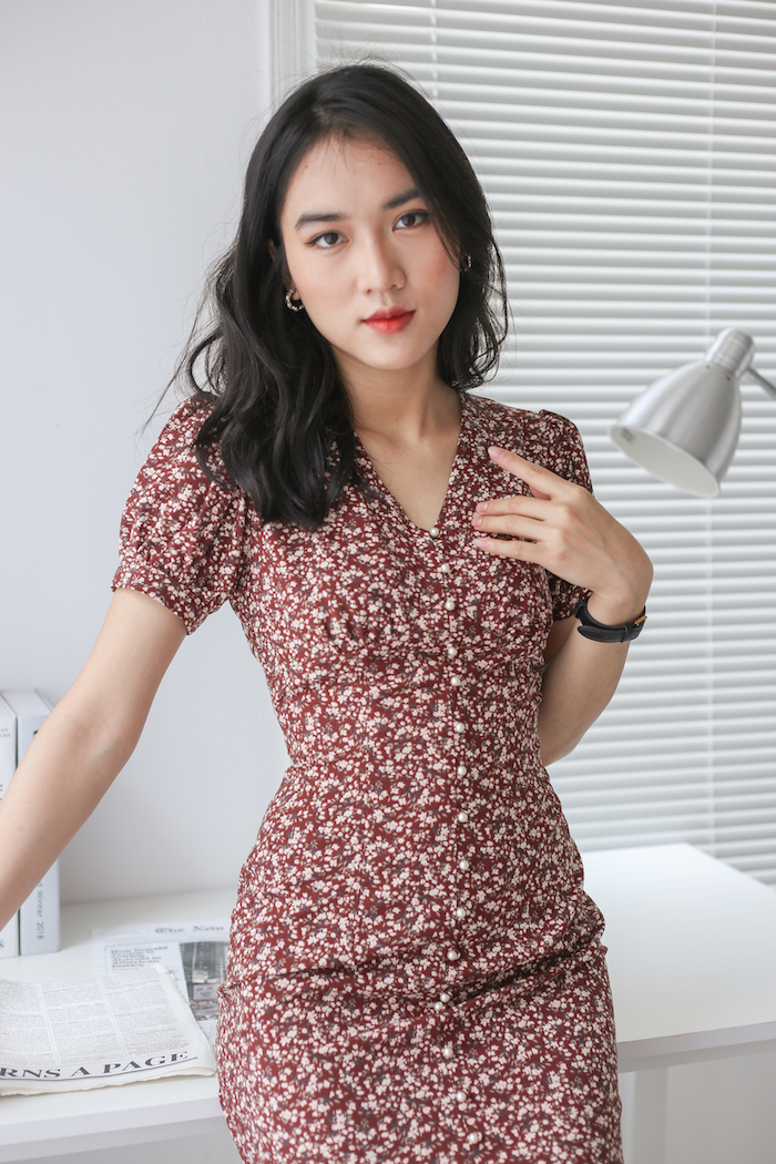 De Leah - Đầm Ôm Đuôi Cá Cúc Trai - Đỏ mận