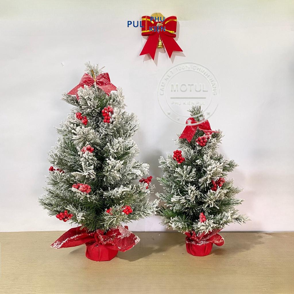 Cây thông noel phủ tuyết gắn trái đỏ mini để bàn trang trí giáng sinh
