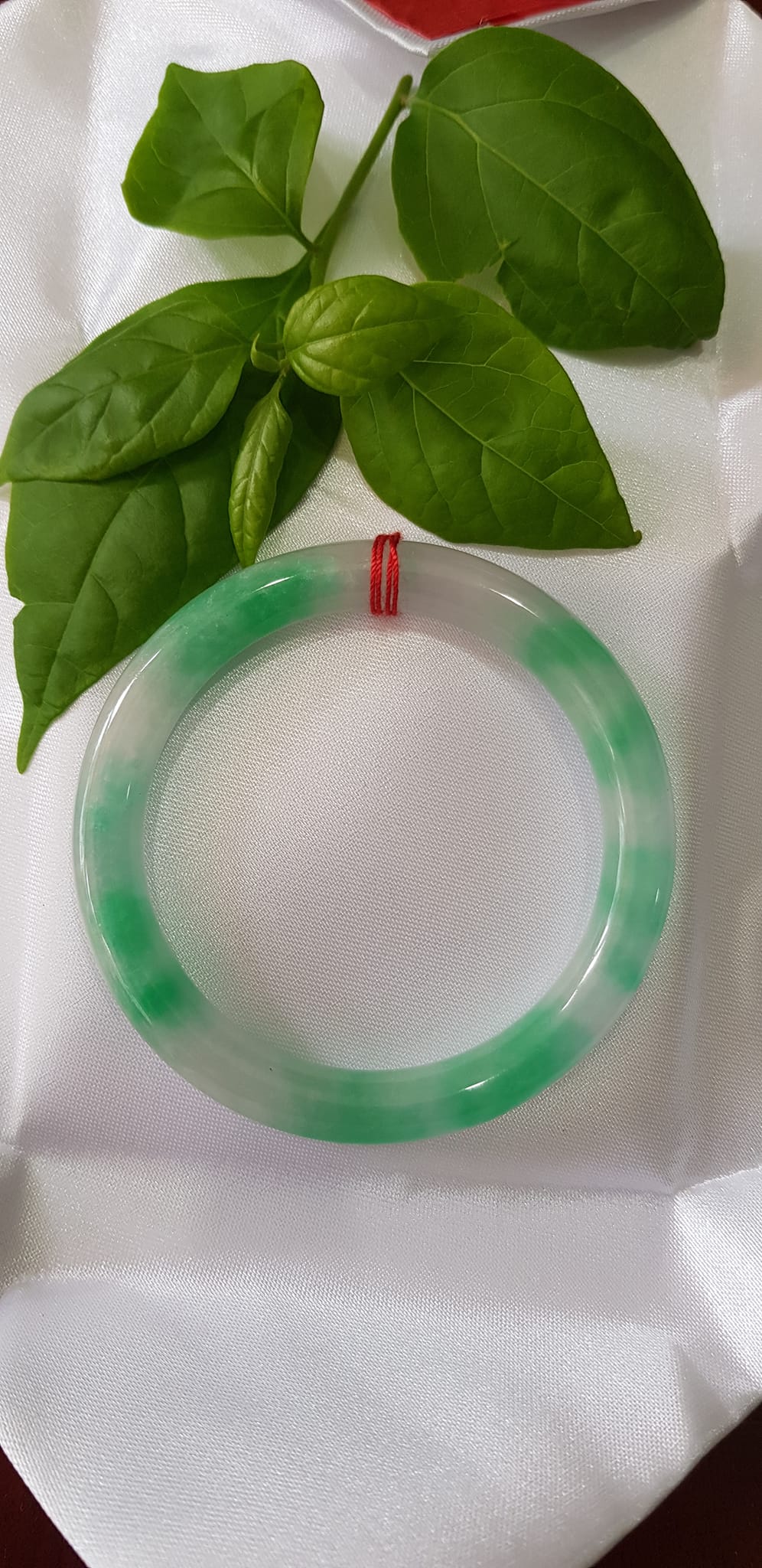 ️Vòng tay nữ đá Cẩm Thạch tự nhiên mới TR LÝ IC 52mm x chột 8mm vòng màu xanh trắng đều đẹp nữ 50kg - 54kg đeo ạ