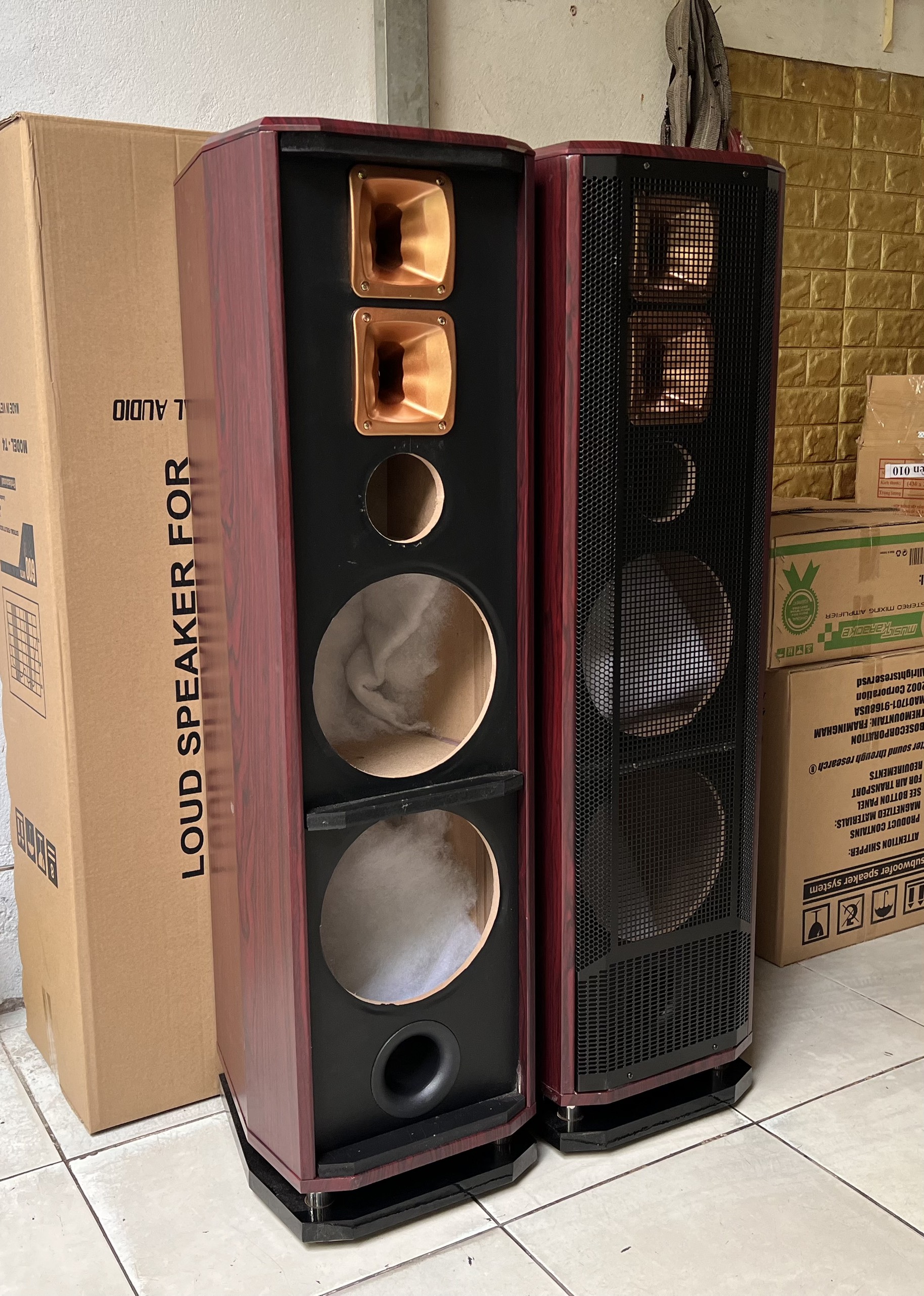 Vỏ thùng loa đứng 25 sử dụng 2 bass 25 và 2 chép, 1 mid Hải Triều 1 cặp