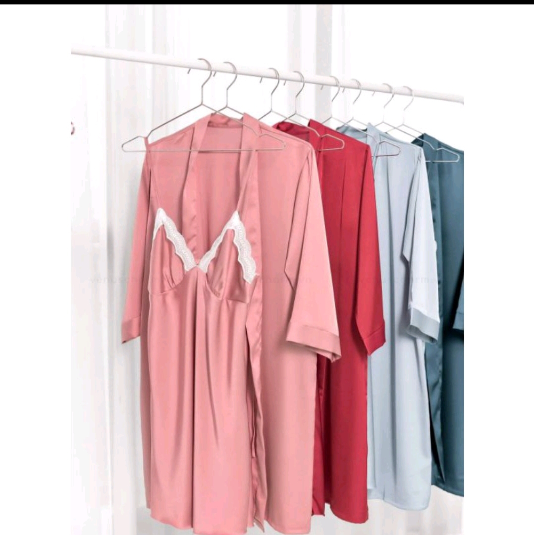 Hantu Sleepwear -Áo choàng lụa trơn kèm váy ngủ 2 dây phối ren mặc nhà sang trọng