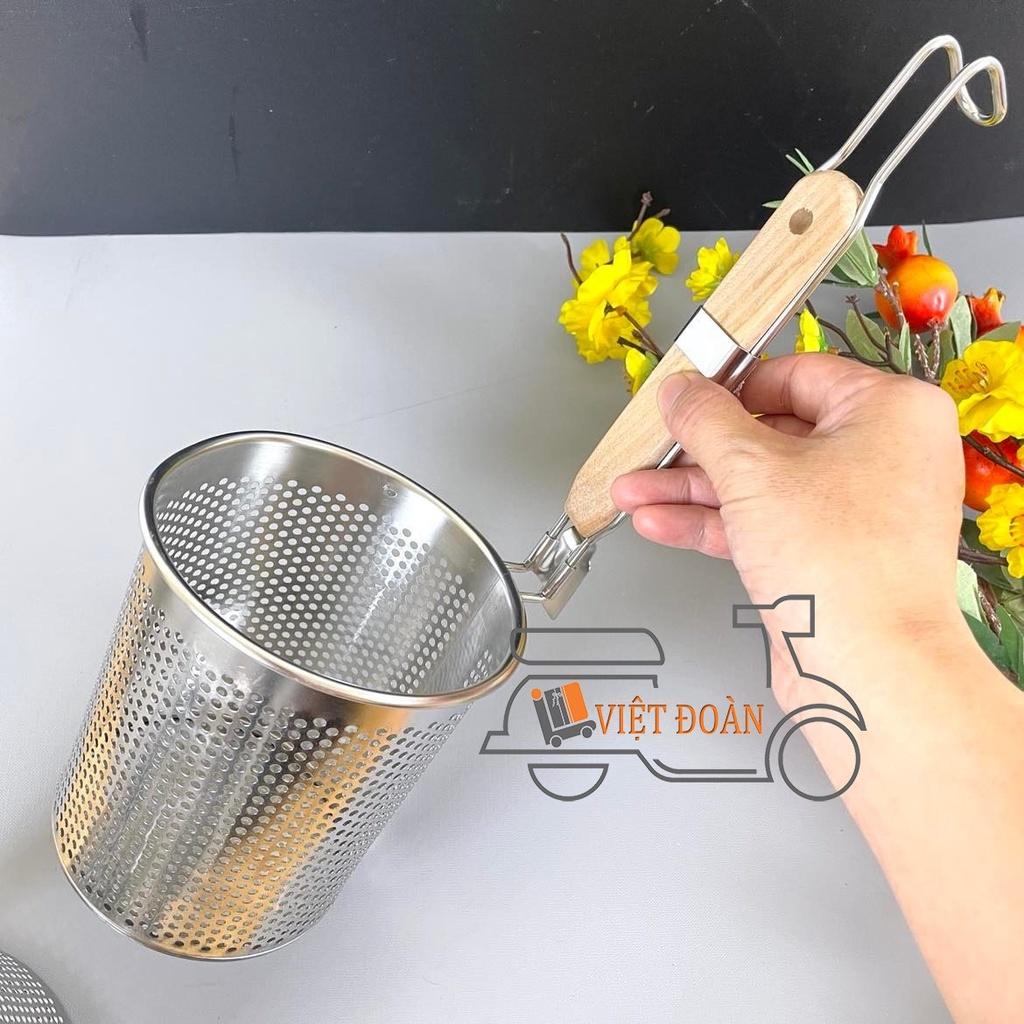 Vợt Trụng hủ Tiếu - VỢT THẲNG - Dụng cụ trụng hủ tiếu MÌ, VỢT VỚT XƯƠNG loại tốt- Sâu Lòng .lưới dày, cán gỗ, móc treo tiện dụng