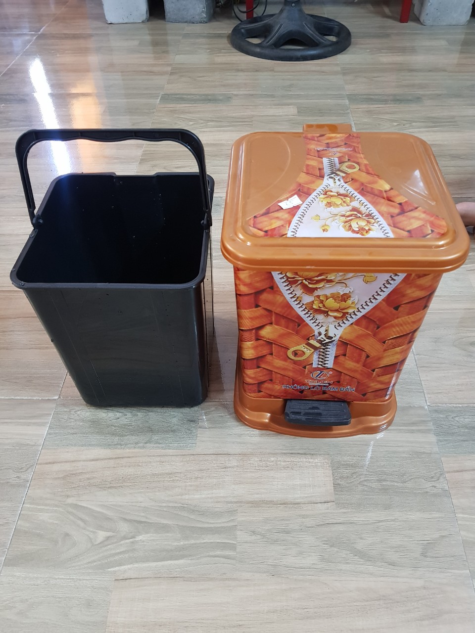 Thùng rác nắp đạp 9 Lít