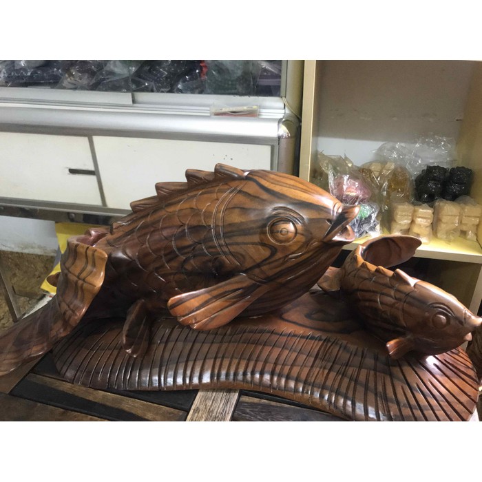 Tượng Cá Chép Mẹ Con Gỗ Gõ Sọc Đen Đậm Size Dài 60cm Cao 30cm Ngang 25cm Anh Chị Trưng Phòng Khách Nhà, Công Ty, Trên Bàn Uống Trà , Quà Biếu Tặng ý nghĩa cá chép có cá có tiền tài lộc ạ