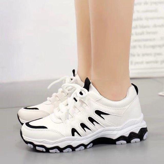 Giày thể thao đế răng cưa