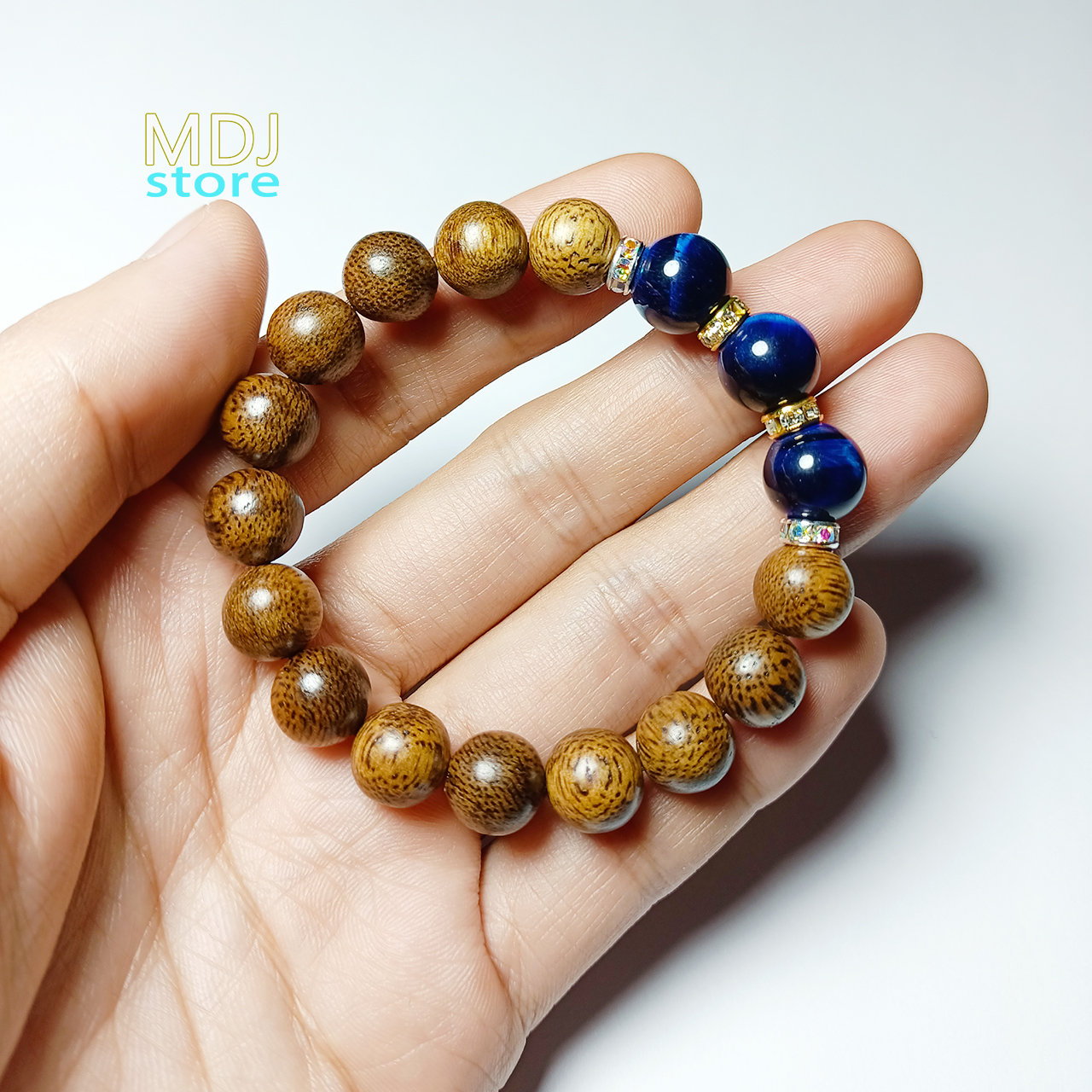 Vòng tay trầm hương nữ MDJ 10 li mix 3 hạt đá phong thủy mắt hổ xanh dương hợp mệnh thủy và mộc