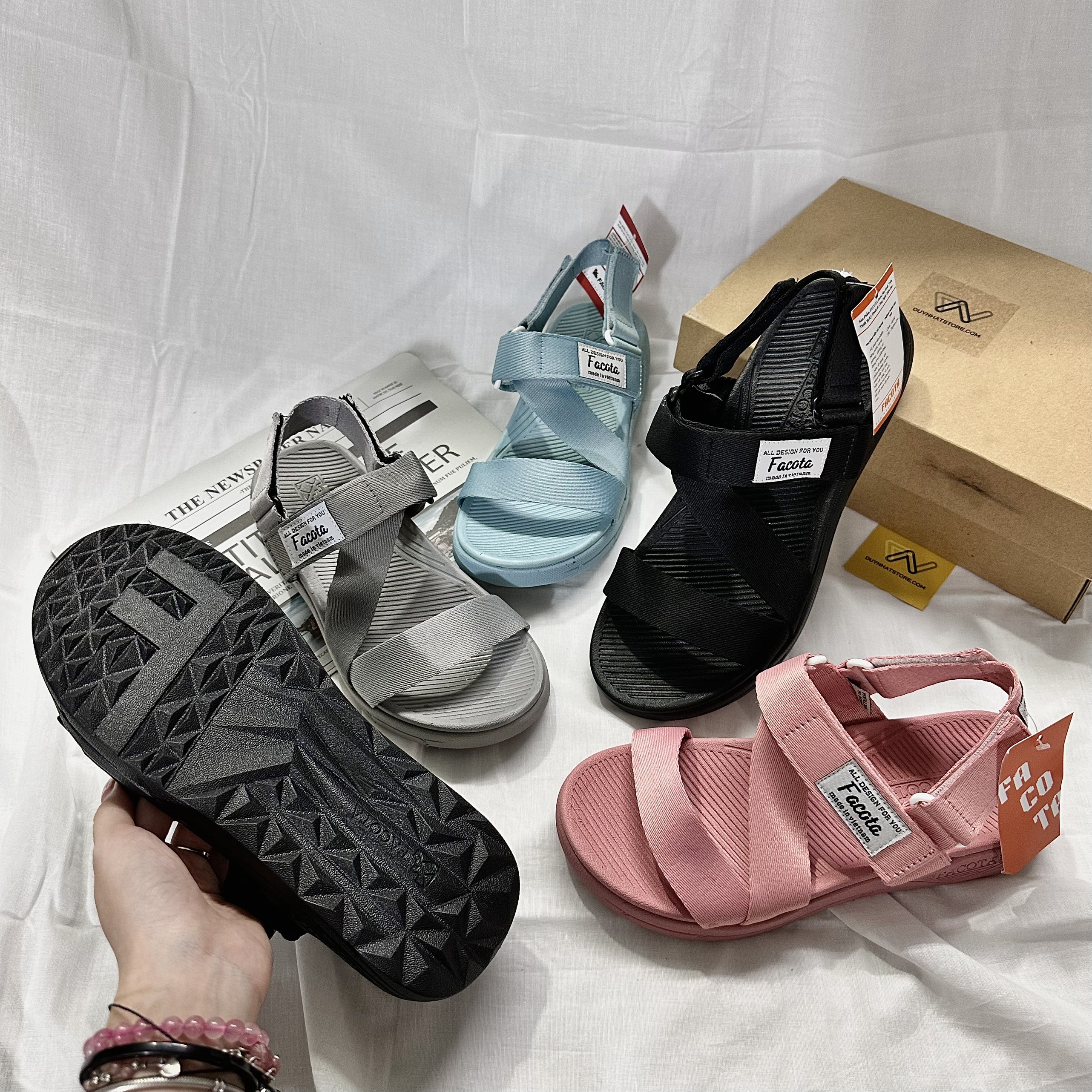 Giày Sandal Nữ Nam Bé Trai Gái Quai Chéo Ngang Bánh Mì Duy Nhật Store Da Mờ Học Sinh Đi Học May Đế Đúc Bền Đen Hồng Xanh