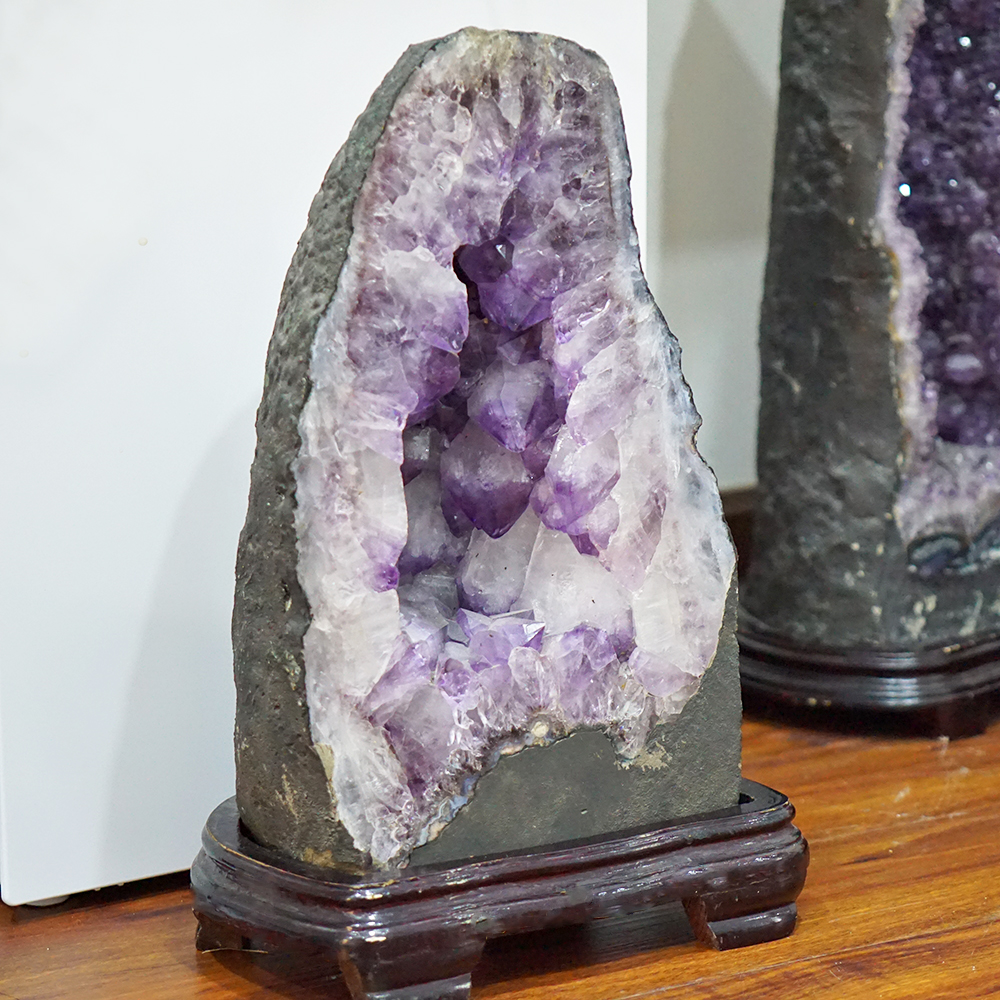 Hang Đá Thạch Anh Tím Amethyst Phong Thủy Đế Gỗ Tự Nhiên 42x22x16cm