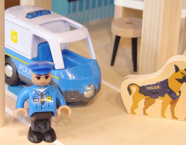 Đồ chơi mô hình phòng cảnh sát tí hon bằng gỗ cho bé