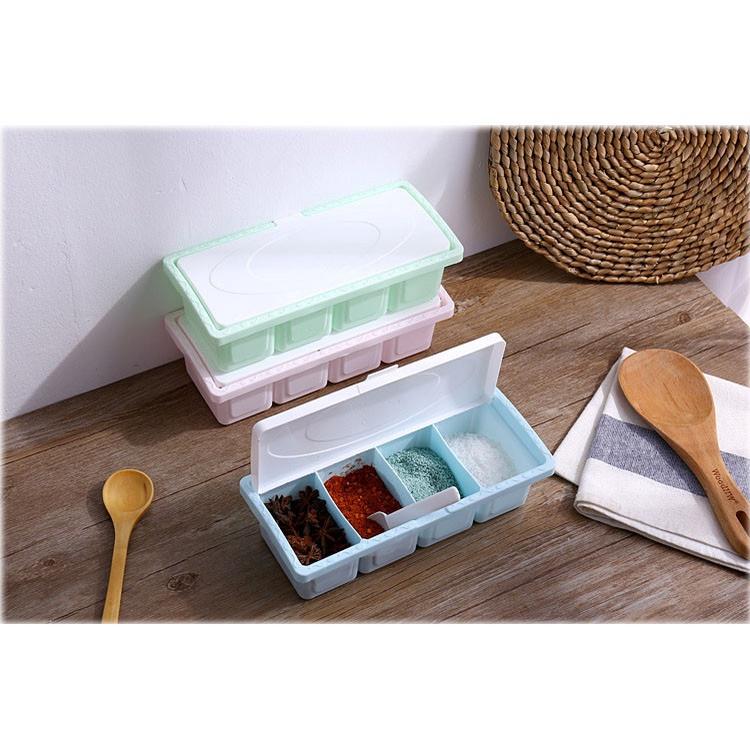 KHAY ĐỰNG GIA VỊ BẰNG NHỰA THIẾT KẾ 4 NGĂN CÓ NẮP ĐẬY GIÚP BẢO QUẢN GIA VỊ TỐT HƠN TẶNG KÈM MUỖNG