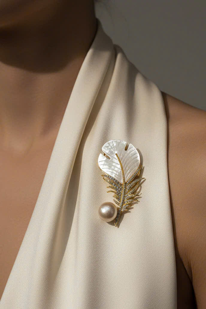 Trâm Cài Áo Vest, Áo Dài Xà Cừ Đính Ngọc Trai Baroque Hình Lông Vũ thời trang thiết kế Hity ACC402