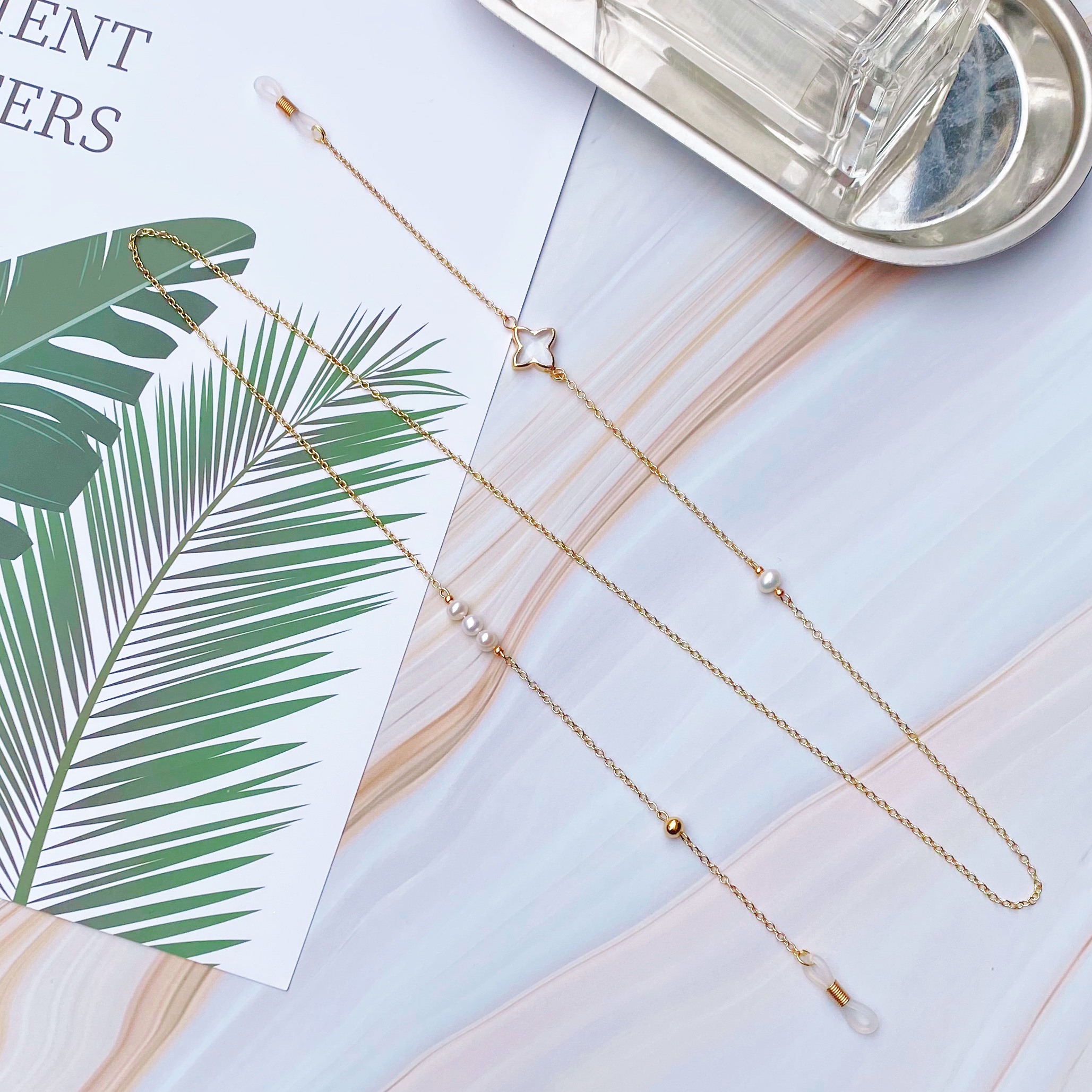 Dây kính chuỗi đeo gọng kính mix cỏ bốn lá và hạt châu không đối xứng ấn tượng dây chuyền giữ khẩu trang và tai nghe