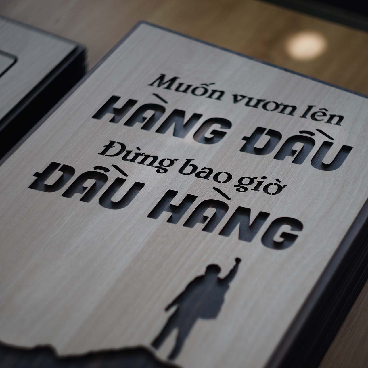 Tranh Slogan hay cho công ty TBIG101: Muốn vươn lên hàng đầu đừng bao giờ đầu hàng