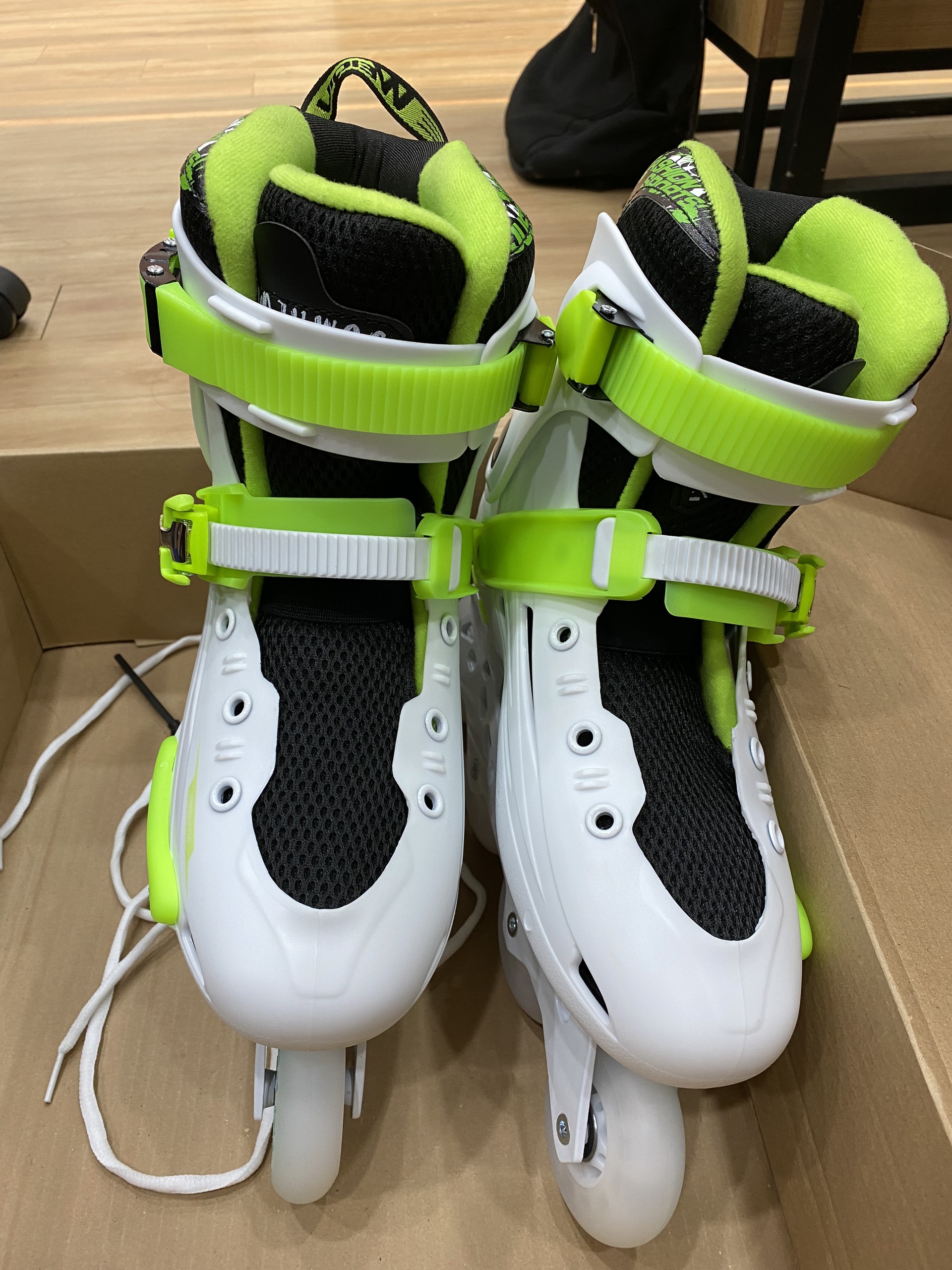 Giày Patin Người Lớn Centosy Xmax, 2 màu đen trắng có bánh đèn sáng
