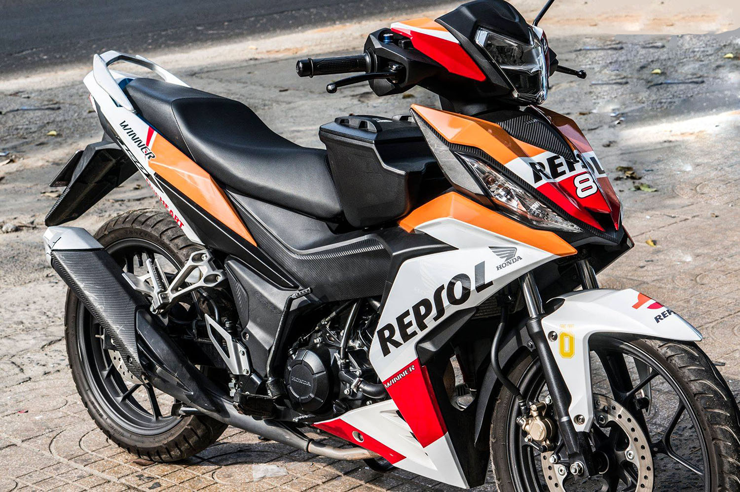 Tem trùm Winner 150 White Repsol
