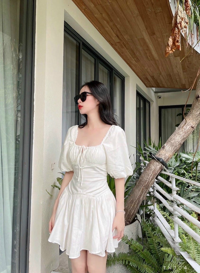 Đầm trắng form xòe nhún ngực rút dây cổ vuông tay phồng
