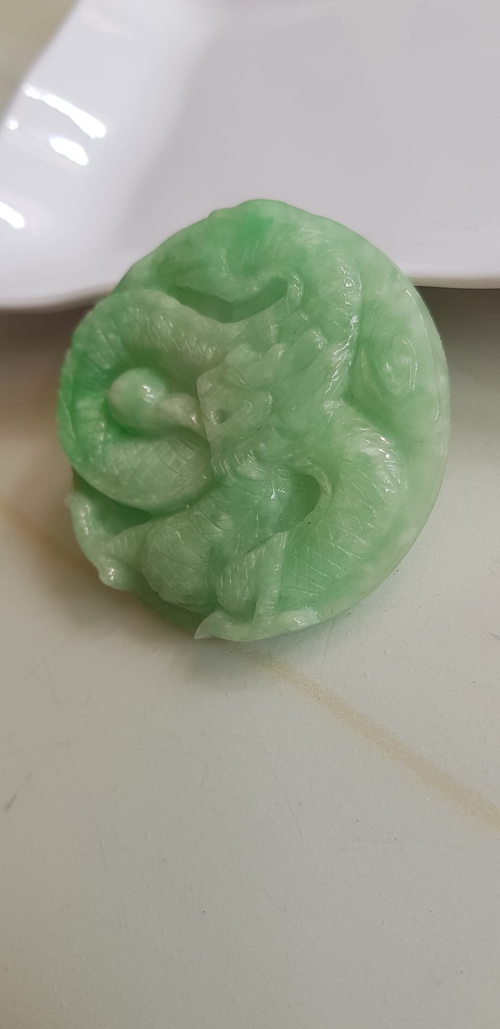 Mặt dây chuyền Nam to trạm rồng lượn nổi nhả ngọc đá ngọc cẩm thạch tự nhiên Size tròn to đường kính 53mm x dầy 6mm Màu xanh Ngọc Tươi bóng đẹp lắm luôn nam bọc vàng đeo với dây chuyền của mình thiệt đẹp lắm luôn nha ạ