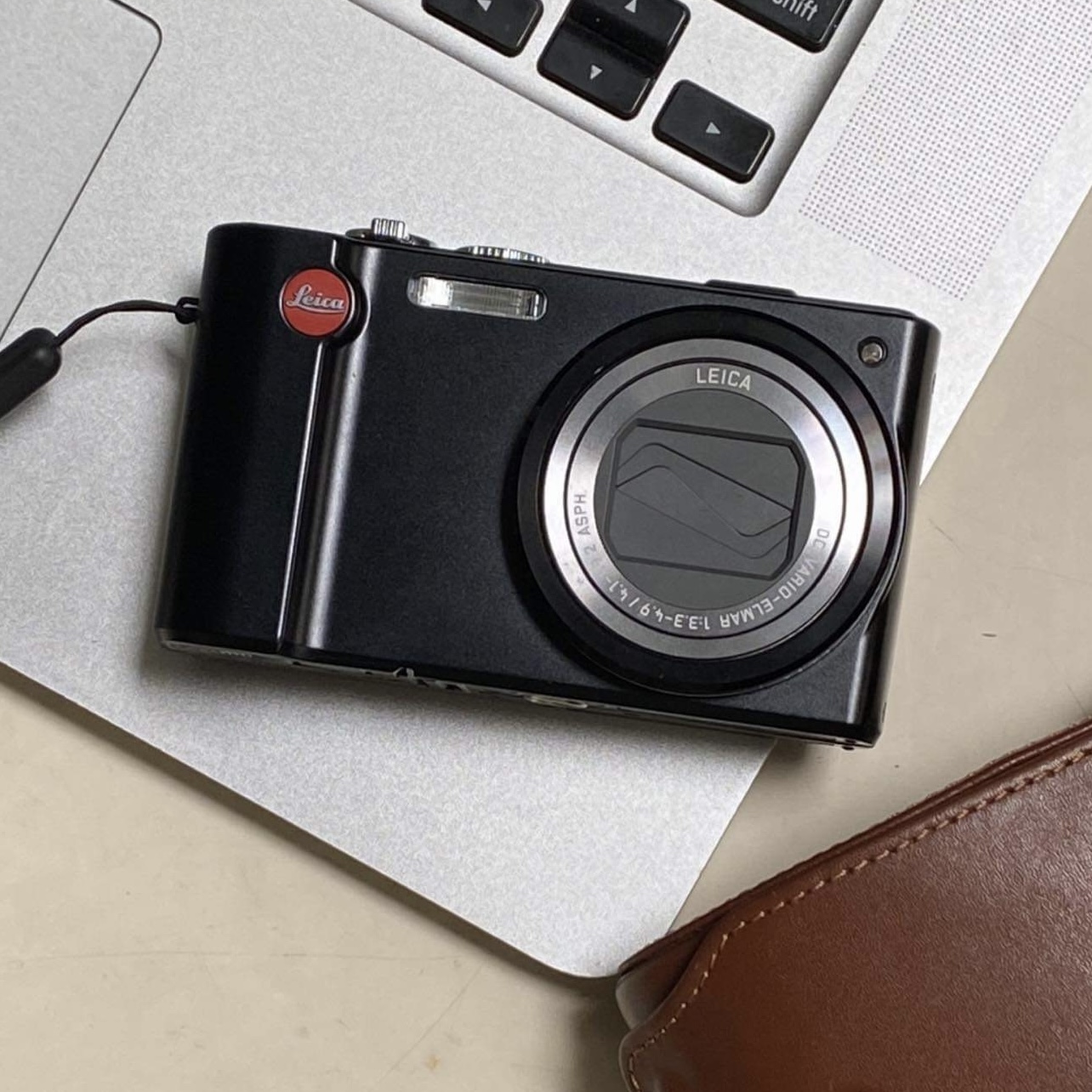 Máy ảnh kĩ thuật số Leica V-lux2