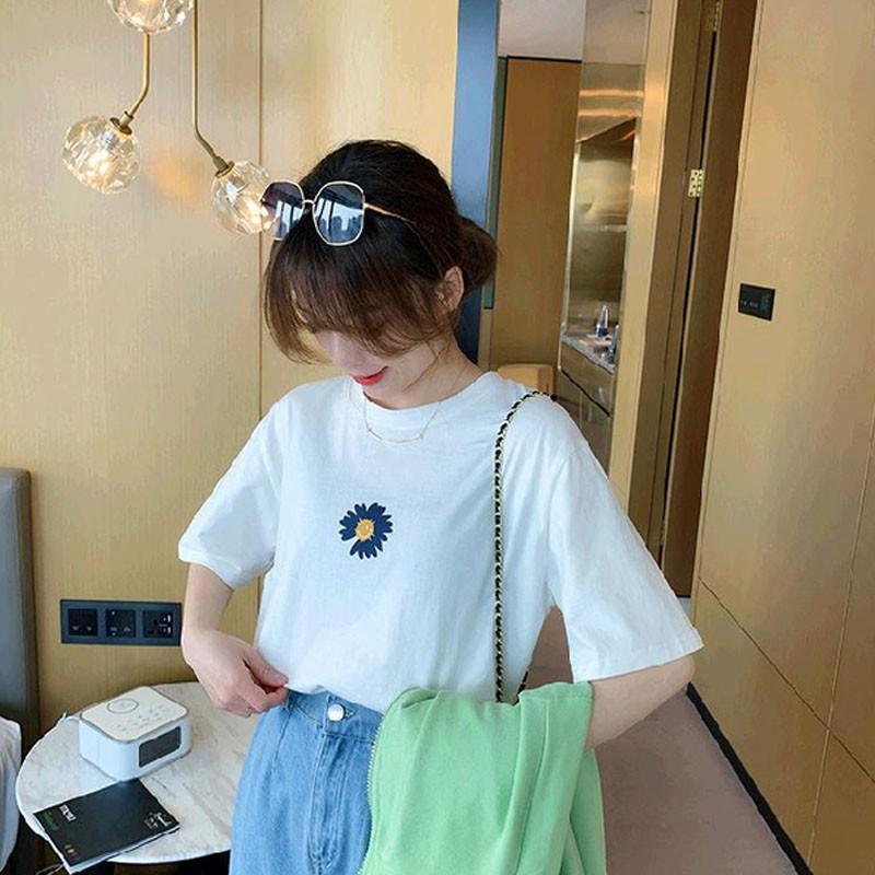 Áo Thun Ngắn Tay Cổ Tròn Dáng Rộng In Hình Hoa Cúc Xinh Xắn