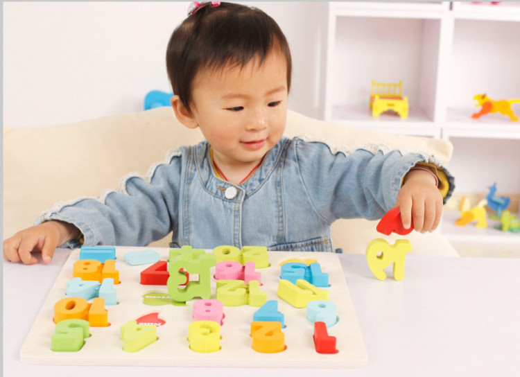 Giúp bé nhận biết chữ và bồi dưỡng cảm giác về hình dạng, không gian