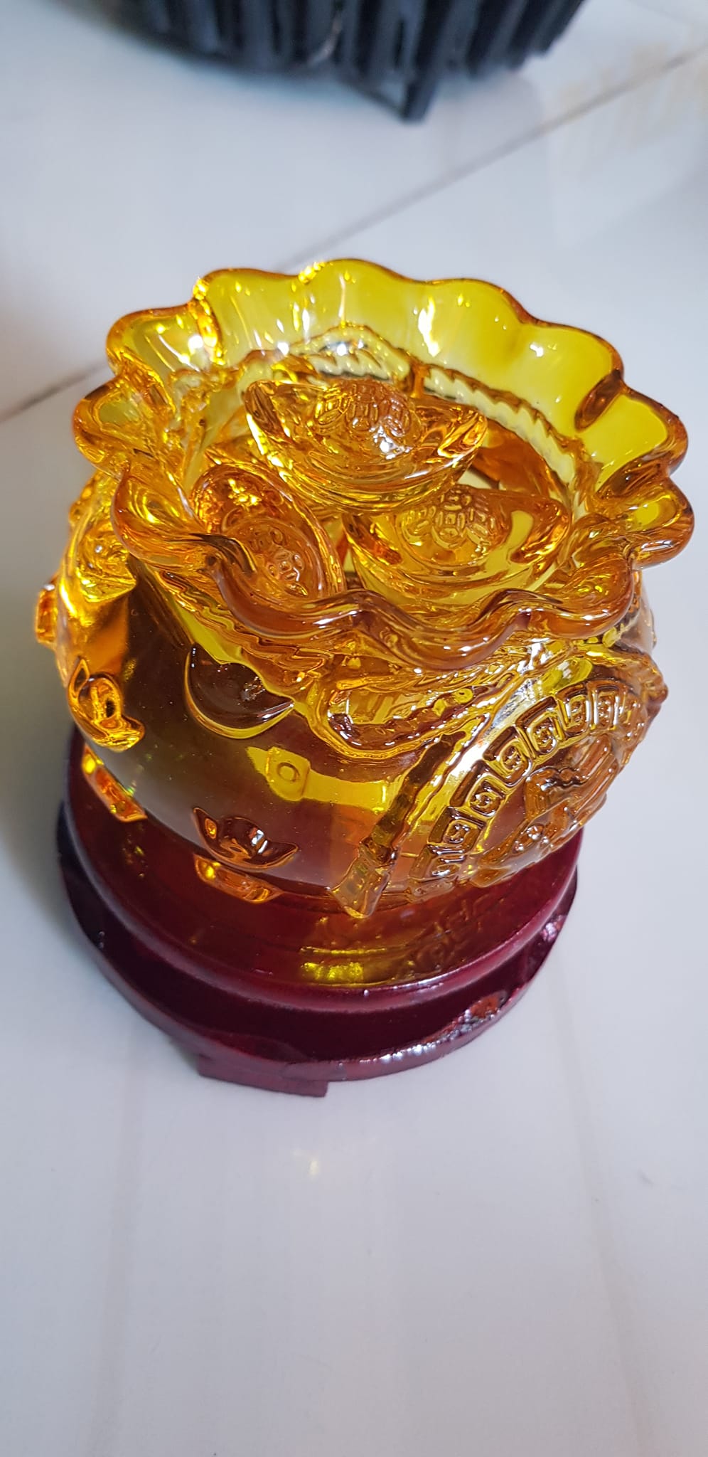 Tượng Phong Thủy Thố tụ tài mới miệng kiểu màu vàng anh tài lộc 10 thỏi xiền vàng đá lưu ly tự nhiên đế gỗ size trung đk 11cm x Cao 11cm cả đế x thố cao 7,5cm Hợp ANh Chị Mệnh Kim Thổ Thuỷ đặt bàn làm việc bàn thờ thần tài ạ