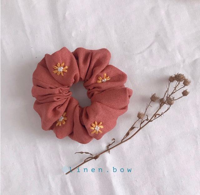 Scrunchies linen thêu hoa