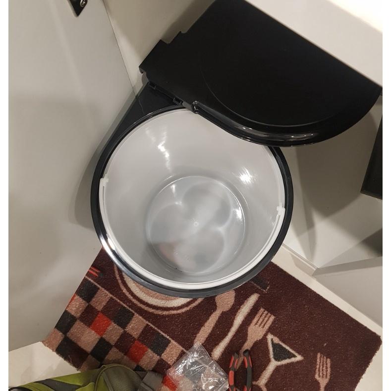 Thùng rác gắn cánh cho tủ bếp.