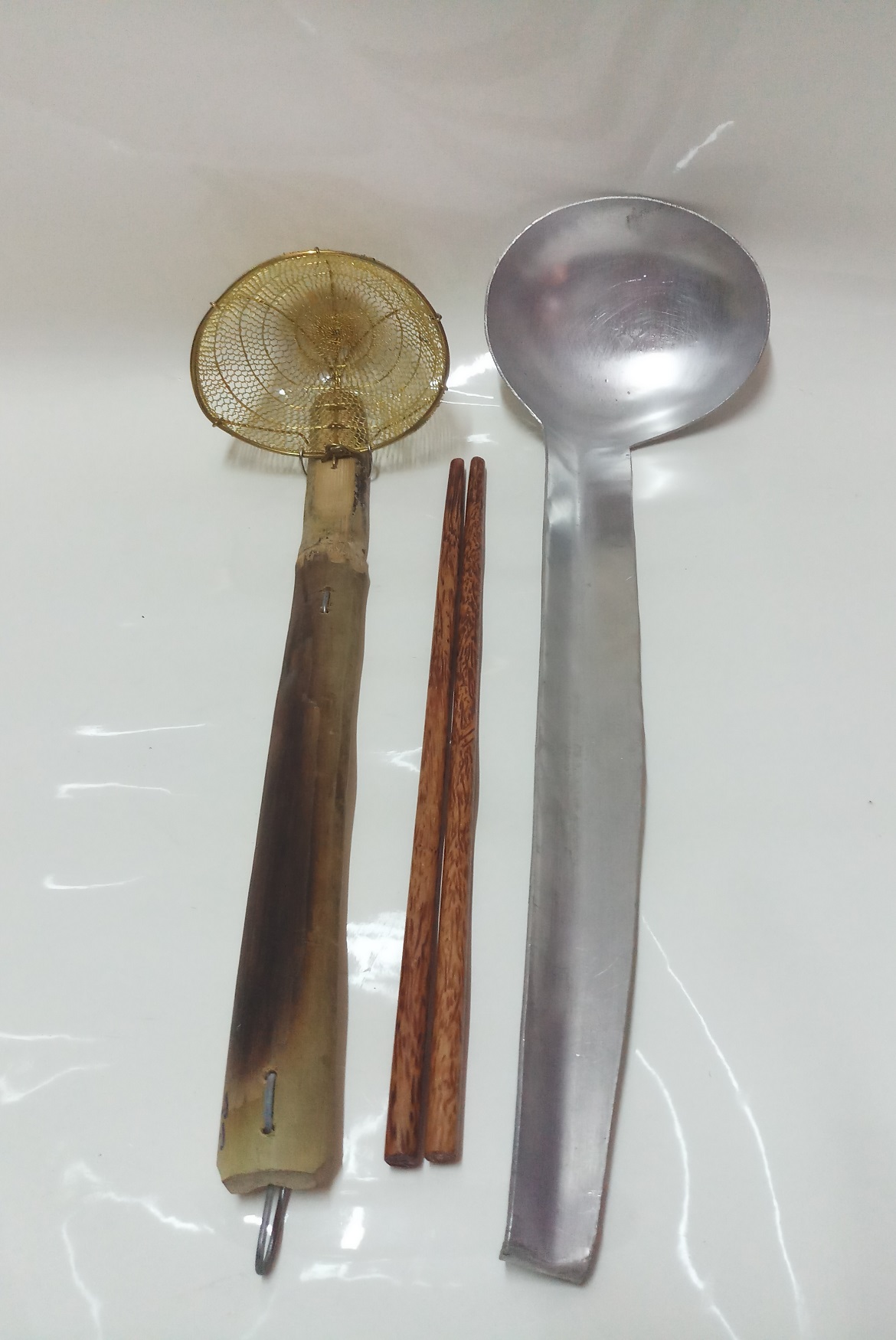 COMBO 1 VỢT THAU TRỤNG MÌ,HỦ TIẾU,RAU GIÁ+ 1 VÁ NHÔM MÚC NƯỚC LÈO+ 1 ĐÔI ĐŨA DỪA CAO CẤP.